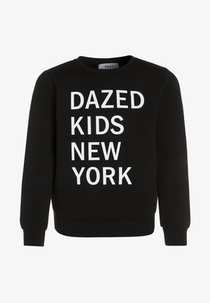 Zwarte sweatshirt met gedurfde witte tekst: "DAZED KIDS NEW YORK." Ronde hals, lange mouwen en geribbelde boorden en zoom. Zachte stofstructuur.