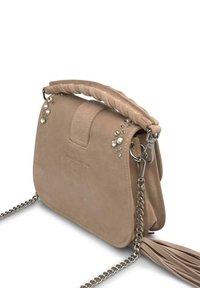 Beżowa torebka z zamszu z plecionym uchwytem, dekoracyjnymi ćwiekami i łańcuszkowym paskiem. Posiada zapięcie na klapkę i akcent w postaci chwosta.