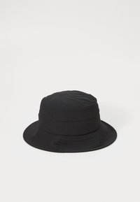 Fekete vödörsapka puha, texturált anyagból, perforált szalaggal a légáteresztés érdekében és széles, lapos karimával.