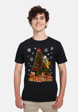 Sort t-shirt med et juletre dekoreret med røde kugler, omgivet af gaver med røde sløjfer og snefnug-detaljer.