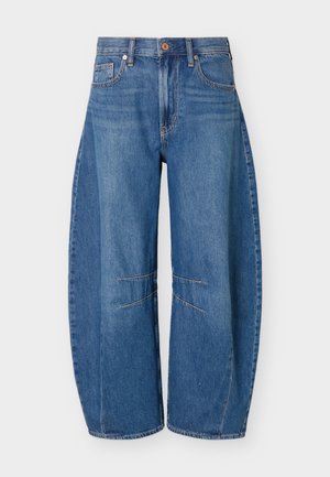 Τζιν παντελόνι σε μπλε χρώμα με φαρδιά μπάτζια, ψηλή μέση, πέντε τσέπες, κλείσιμο με κουμπί και ορατές ραφές στα γόνατα.