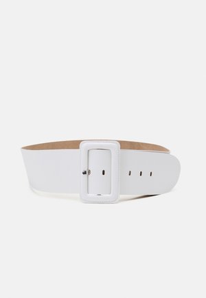 Large ceinture en cuir blanc avec une boucle blanche rectangulaire et plusieurs trous de réglage sur un fond uni.