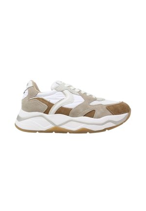 Sneaker bianca e beige in camoscio e mesh con suola bianca spessa e suola esterna in gomma, vista di lato.