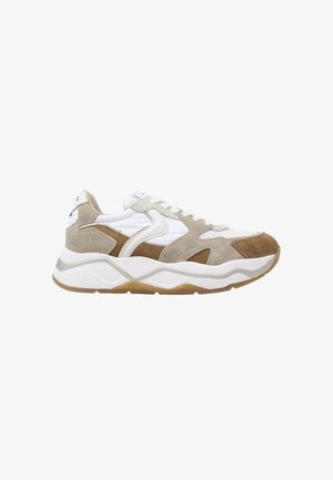 Sneaker bianca e beige in camoscio e mesh con suola bianca spessa e suola esterna in gomma, vista di lato.