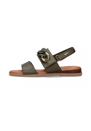 Sandalo in pelle verde oliva con punta aperta, una ampia cinghia con dettaglio attorcigliato, dettagli in hardware dorato e suola piatta color sabbia.