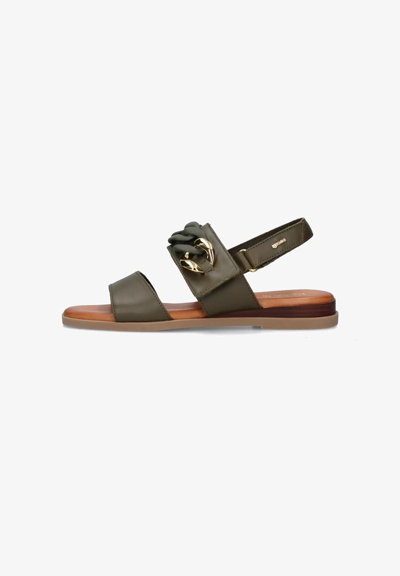 Sandalo in pelle verde oliva con punta aperta, una ampia cinghia con dettaglio attorcigliato, dettagli in hardware dorato e suola piatta color sabbia.