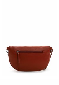 Borsa in pelle marrone con una superficie liscia, forma ovale e una tasca frontale con cerniera. Presenta una tracolla staccabile e dettagli in metallo argentato.