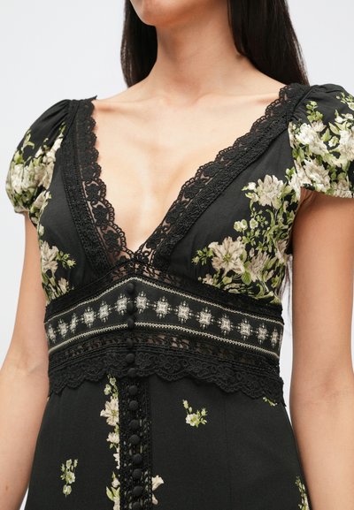 Zwarte jurk met bloemenmotief, diepe V-halslijn, kantaccenten, pofmouwen, ingewikkelde patronen en knoopdetails aan de voorkant.