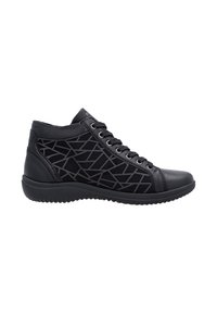 Baskets montantes noires présentant un motif géométrique texturé sur le côté, une tige en cuir lisse, un bout rond et une semelle en caoutchouc flexible.