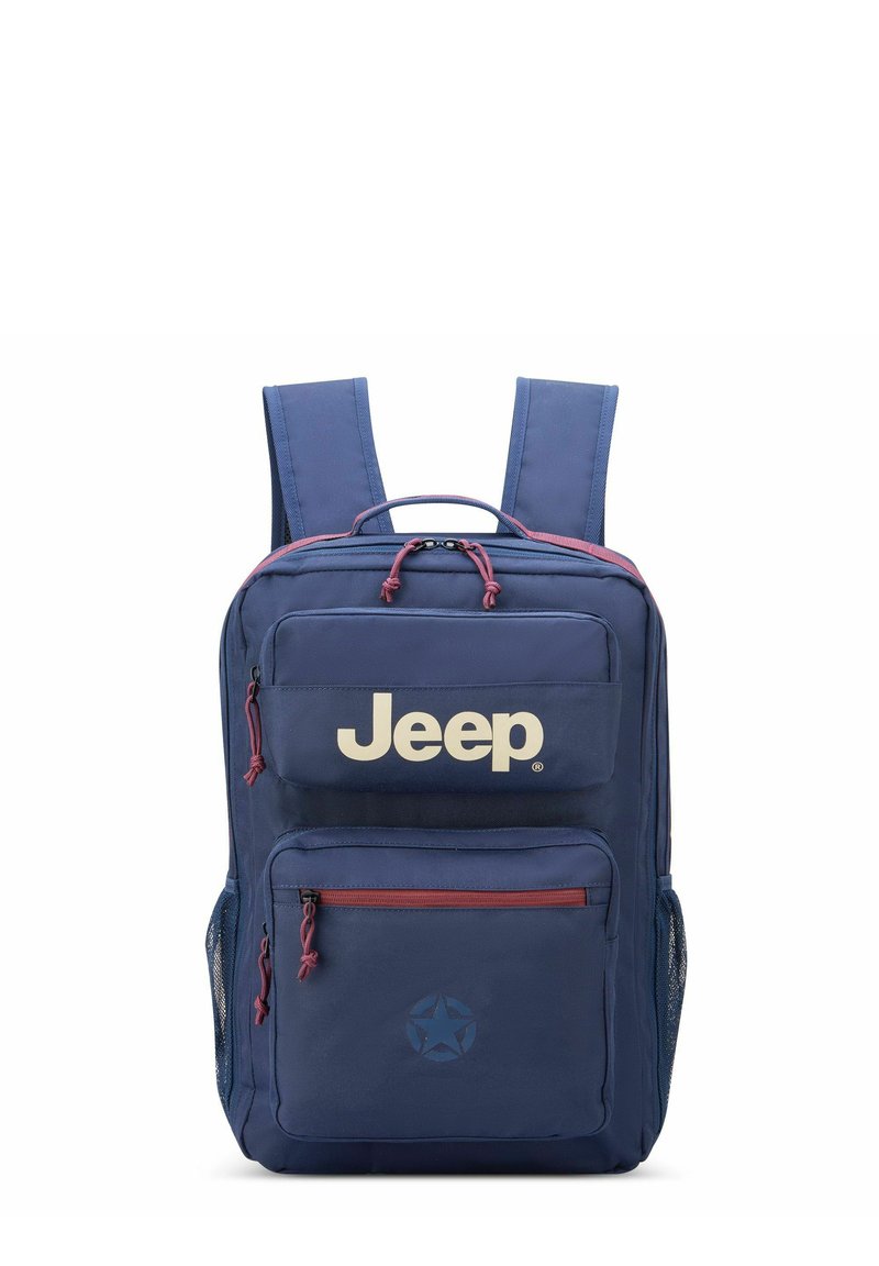 Zaino blu navy con due spallacci imbottiti, tasca frontale con zip, logo "Jeep" bianco ben visibile e tasche laterali in rete.