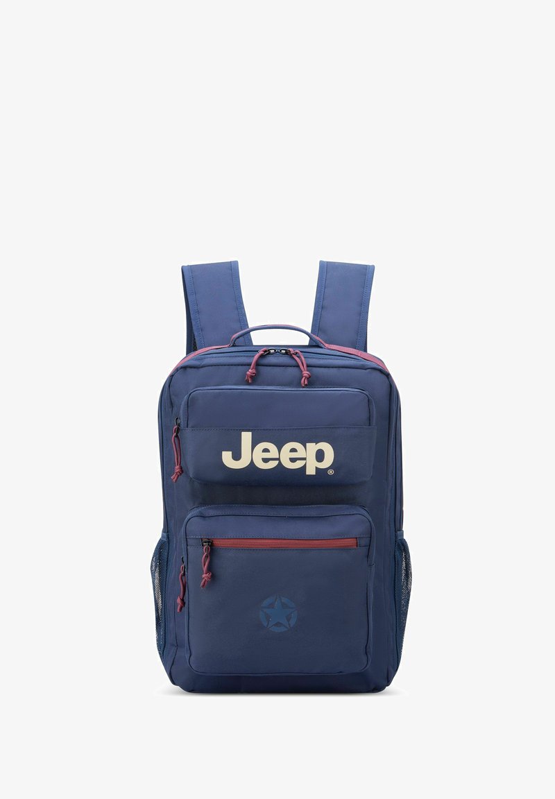 Zaino blu navy con due spallacci imbottiti, tasca frontale con zip, logo "Jeep" bianco ben visibile e tasche laterali in rete.
