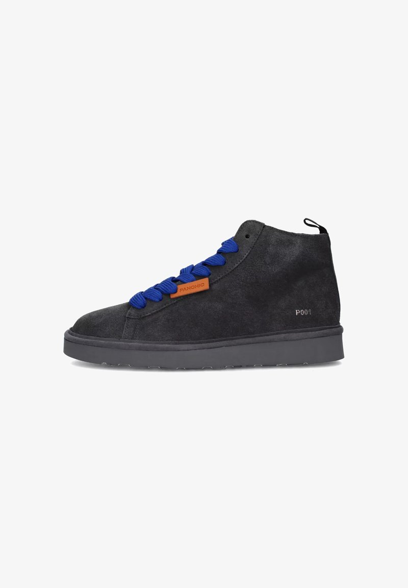 Sneaker alta in suede nero con lacci blu, suola in gomma e etichetta con logo. Presenta una finitura testurizzata e un design minimalista.