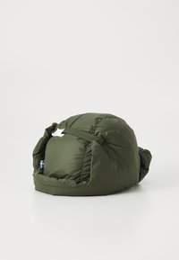 Opgevulde, groene slaapzak met een ronde vorm, zijknoop en een klein Zweeds vlagdetail. Zachte textuur en lichtgewicht materiaal.