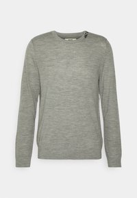 Grauer Langarmpullover mit Rundhalsausschnitt. Aus Strickstoff gefertigt, hat er einen gerippten Saum und ein kleines gesticktes Detail in der Nähe der Schulter.