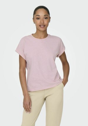 T-shirt à manches courtes rayé en rose clair et blanc, avec un col rond et une coupe décontractée, associé à un pantalon beige.