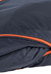 Marineblauer Schlafsack mit leuchtend orangefarbenem Reißverschluss. Glattes, leichtes Material mit leichtem Glanz und einem Karomuster. Kante ist gefaltet und sichtbar.