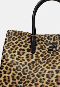 Borsa tote con stampa leopardata, texture in ecopelle liscia, manici neri e un luccicante logo argentato.