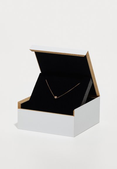 Goldene Kettenhalskette mit einem kleinen quadratischen Anhänger, präsentiert in einer weißen Box mit schwarzem Innenraum und goldener Kante.