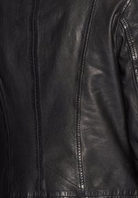 Maze Skinnjacka - black
