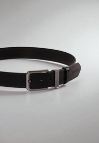 Schwarzer Ledergürtel mit rechteckiger silberner Schnalle und "PICCADI"-Markenaufschrift auf der Schnalle und dem Gürtelring, auf einem schlichten hellen Hintergrund präsentiert.