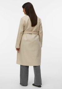 Beige wollen mixjas met lange mouwen, een ceintuur in de taille en een middellange lengte. Heeft een zachte textuur en een gladde afwerking.