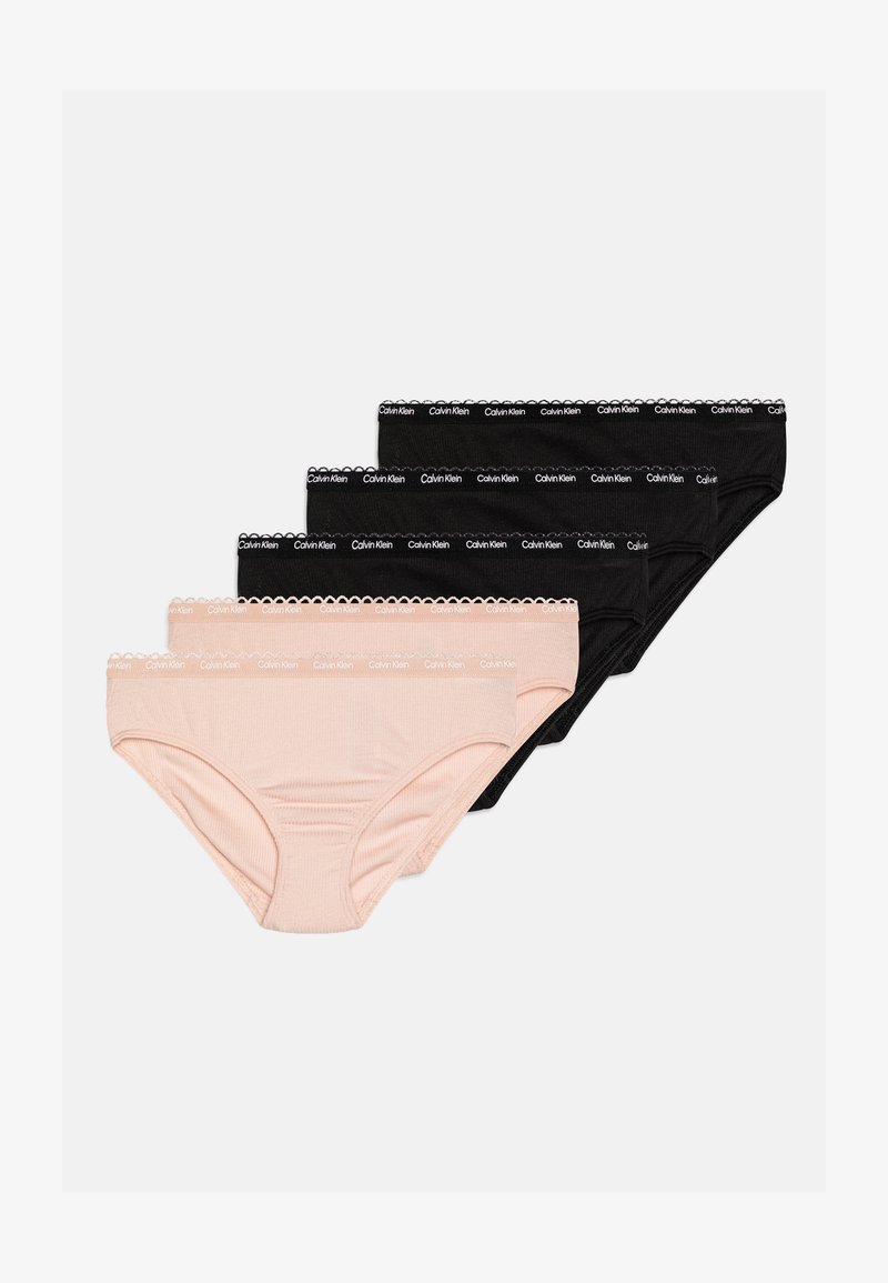 Calvin Klein naisten alusvaatesetti vaaleanpunaisena ja mustana. Pehmeää puuvillakangasta, jossa on sahalaitareunat ja brändättynä vyötärönauha. Yhteensä neljä paria.