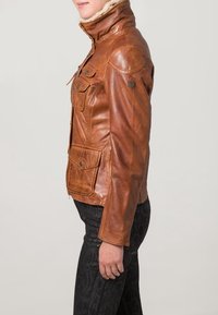 Bruine leren jas met een hoge kraag, voorzien van meerdere voorzakken en geribbelde details op de schouders. Gevoerd met zacht materiaal.