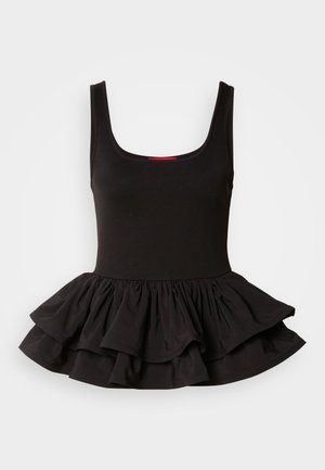 Melnas bezpiedurkņu blūze no elastīga auduma, ar pieguļošu korpusu un viļņotu pepluma apakšdaļu, kas veidota no slāņiem. Gluda tekstūra.