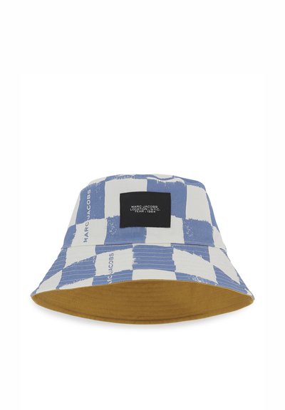 Cappello bucket in cotone con motivo a quadri blu e bianchi. Presenta un interno color senape e una toppa con logo nero sulla parte frontale.