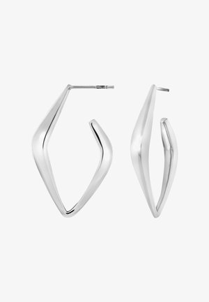 Silberne Creolen mit einem markanten, eckigen Design. Glatte, polierte Oberfläche mit einer offenen, minimalistischen Form. Leichtes Metallbeschlag.