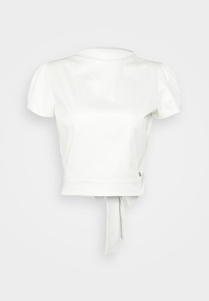 Haut court blanc à manches courtes avec encolure ronde et détail noué en tissu à l'arrière.