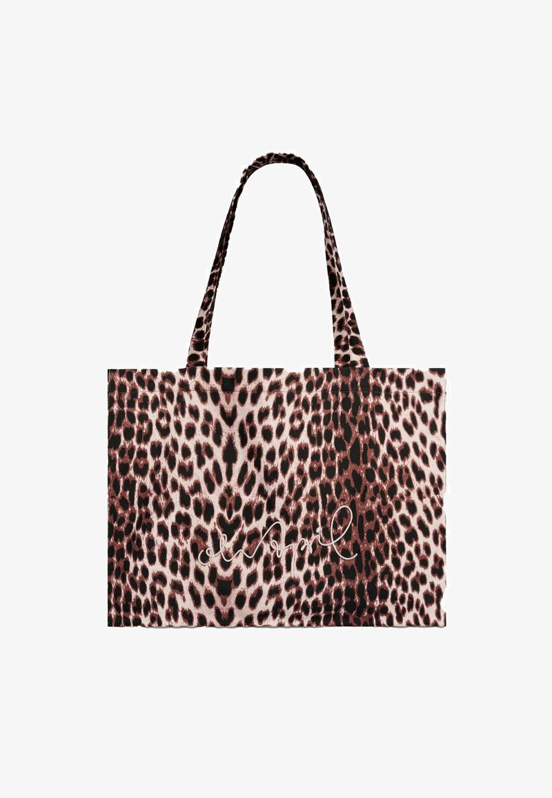 Leopárdmintás vászontáska erős füllel, barna, krém és fekete árnyalatokban. A dizájnban dőlt betűs logó részlet található.