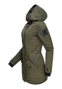 Parka verde oliva con cappuccio, dotata di chiusura con zip, polsini a coste e due tasche frontali con dettagli a patta. Include una toppa con logo sulla manica.