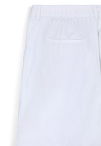 Weiße Leinenhosen mit elastischem Bund, einer einzelnen Gesäßtasche und glatter Textur. Einfaches Design mit sauberer Verarbeitung.