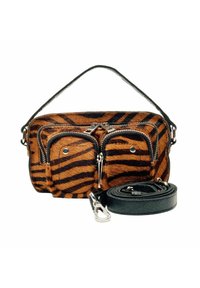 Bruine en zwarte gestreepte tas van fauxbont met twee ritszakken aan de voorkant, een gebogen handvat en een afneembare zwarte leren schouderband.