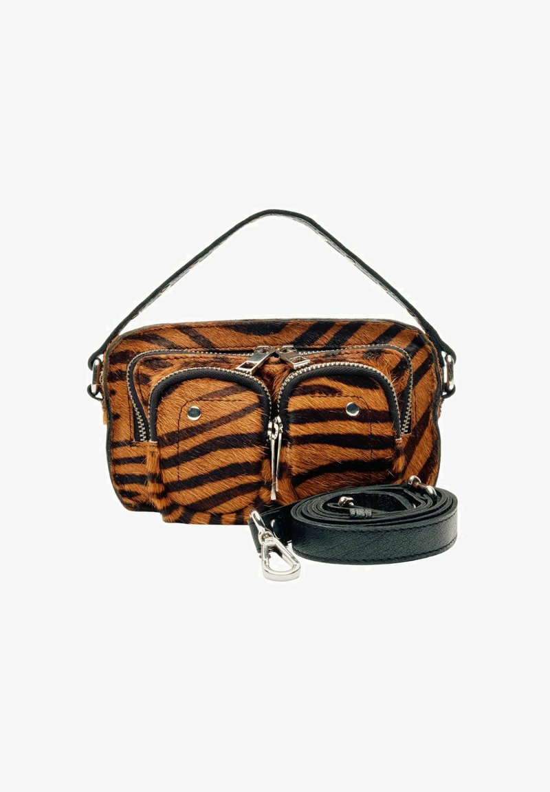 Bruine en zwarte gestreepte tas van fauxbont met twee ritszakken aan de voorkant, een gebogen handvat en een afneembare zwarte leren schouderband.