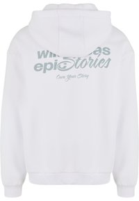 Hvit hettegenser med avslappet passform, med grå tekst foran som sier "win epic stories" og "Own Your Story." Mykt stoff og ribbede mansjetter.