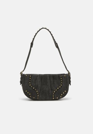 Geantă din suede negru cu un design curbat, având accente cu nituri și o suprafață texturată. Curea ajustabilă cu detalii cu studs pe margine.