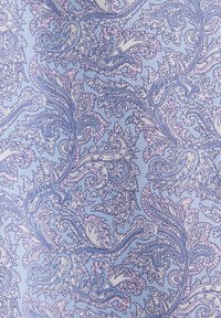 Motif floral cachemire complexe bleu et rose sur tissu avec des feuilles tourbillonnantes détaillées et des formes ornementales.