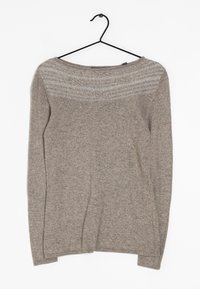 Lichtbruine sweater met lange mouwen en een ruime halslijn. Bevat een geweven patronen op de schouderpartij. Gemaakt van zacht, middelzwaar materiaal.