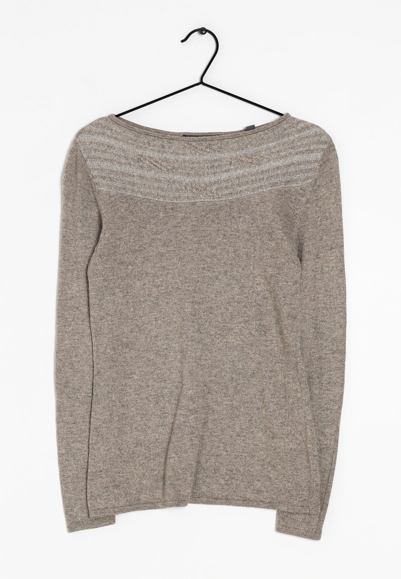 Lichtbruine sweater met lange mouwen en een ruime halslijn. Bevat een geweven patronen op de schouderpartij. Gemaakt van zacht, middelzwaar materiaal.