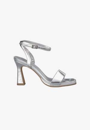 Silberne Sandalen mit Absatz und verstellbarem Knöchelriemen, offene Zehen und metallischem Finish. Verfügt über eine quadratische Zehenpartie und einen Blockabsatz.