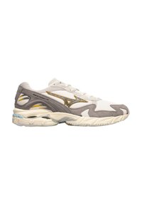 Scarpa sportiva bianca e grigia con parte superiore in rete texture, morbidi accenti in suede e suola semi-traslucida con un pattern sottile.