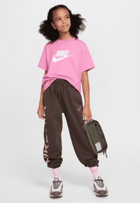 Nike Sportswear TEE FUTURA - Marškinėliai su spaudiniu - magic flamingo