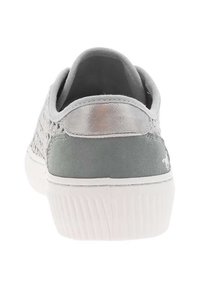 Baskets grises avec une tige texturée mêlant mesh et daim, accents argentés au niveau du talon, et semelle en caoutchouc blanche.