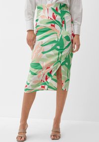 Groene en roze bloemen midi rok in een lichte, gladde stof; heeft een voorknop en een aansluitend ontwerp.