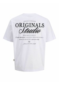 Άσπρη κοντομάνικη μπλούζα με μεγάλα μαύρα γράμματα στο πίσω μέρος, με διάφορες φράσεις όπως "ΣΧΕΔΙΑΣΜΕΝΟ ΣΤΗΝ ΚΟΠΕΓΧΑΓΗ" και "ORIGINALS Studio."