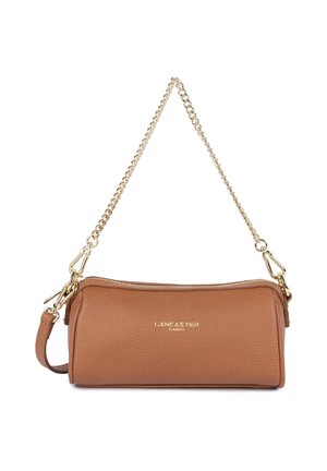 Sac à main cylindrique en cuir tanné avec texture, doté d'une bandoulière en chaîne dorée et du logo "Lancaster Paris" embossé en or sur le devant.
