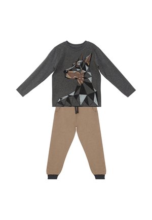 Langærmet mørkegrå skjorte med geometrisk Doberman-hundedesign kombineret med beige joggingbukser med manchetter ved anklerne og snøre i taljen.