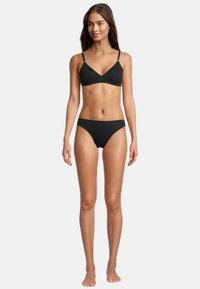 Set di bikini nero composto da un reggiseno triangolare con spalline sottili e slip bikini a vita bassa, entrambi realizzati in tessuto liscio senza motivi visibili.
